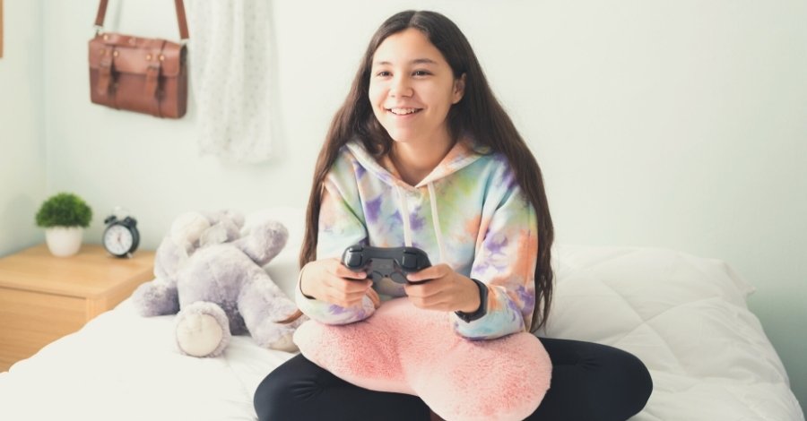 Tween girl gamer